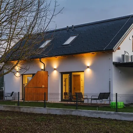 Maple & Pine Apartment *