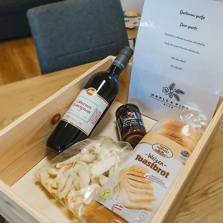 Maple & Pine アパート *